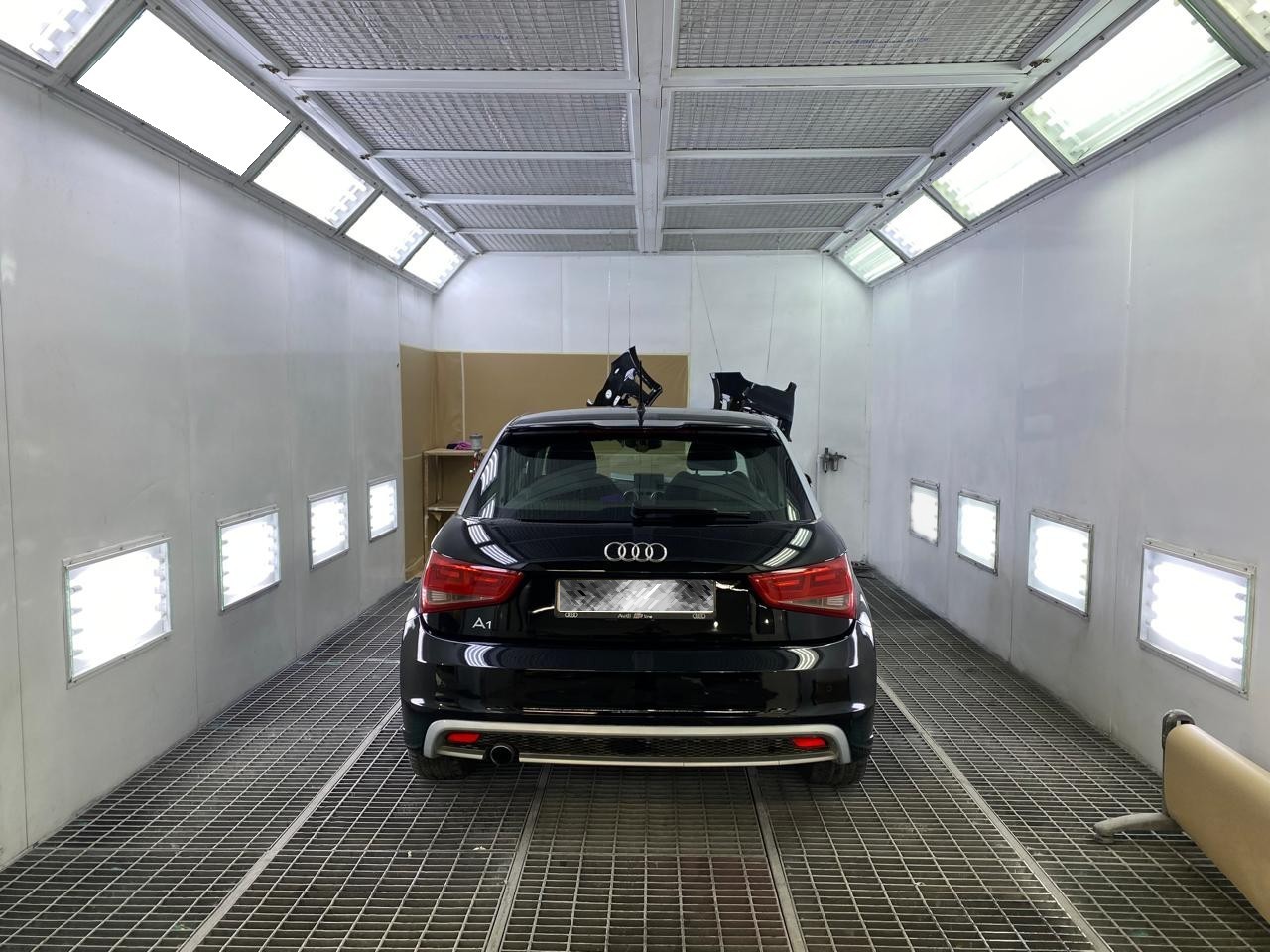 Peintre automobile professionnel SMART OTO en action